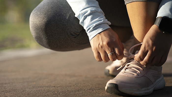 runner tying shoe