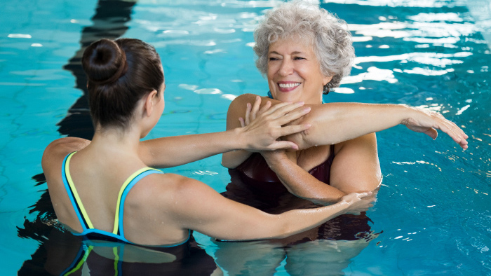 Woman in pool with therapist