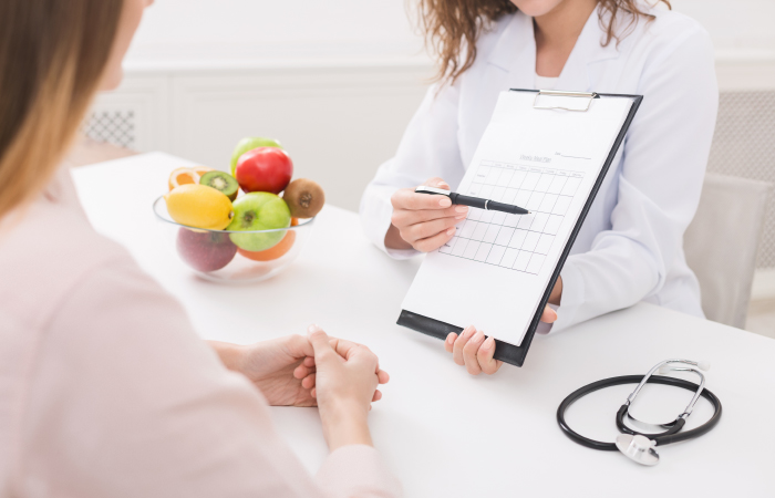 nutritionist explaining a treatment plan to a female patient