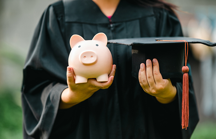 Auxiliary accepting scholarship applications